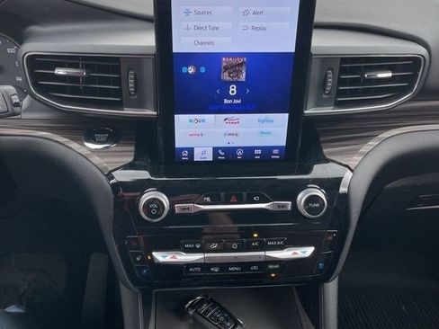 Used 2023 Ford Explorer Limited w/ Limited Technology Package image 19