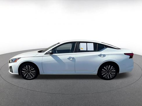 Used 2025 Nissan Altima 2.5 SV FWD image 9