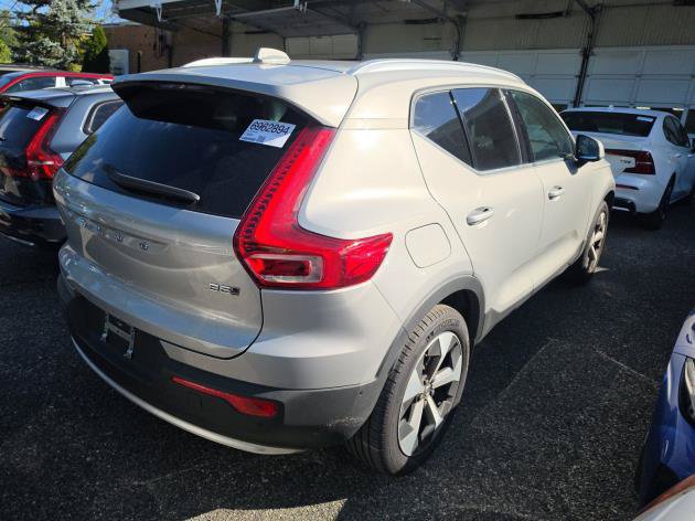 Used 2025 Volvo XC40 B5 Plus AWD/4WD image 4
