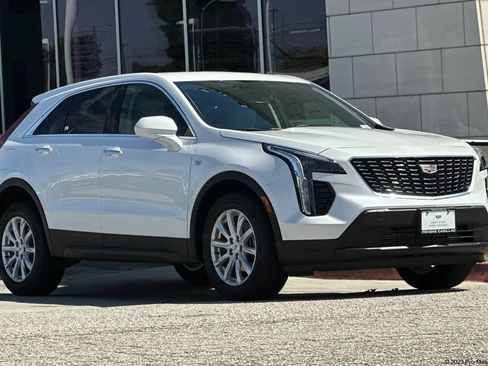 Used 2022 Cadillac XT4 Luxury w/ Cold Weather Package FWD image 1