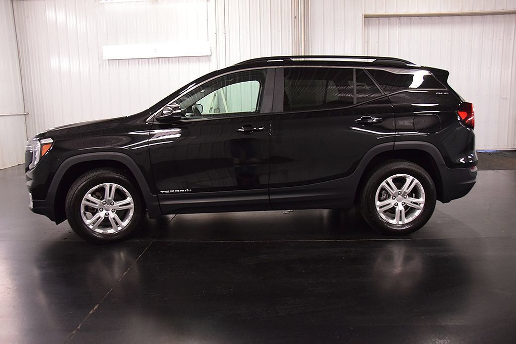 Used 2024 GMC Terrain SLE w/ Driver Convenience Package AWD/4WD image 4
