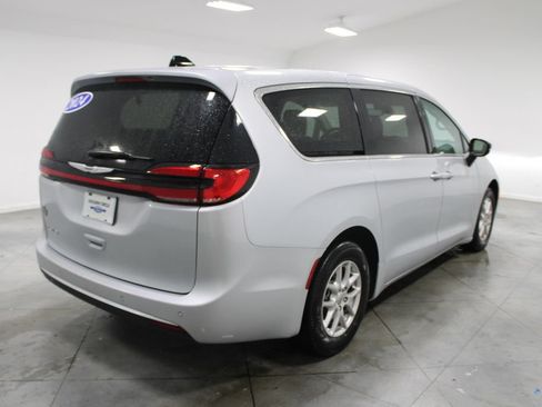 Used 2024 Chrysler Pacifica Touring-L FWD image 9