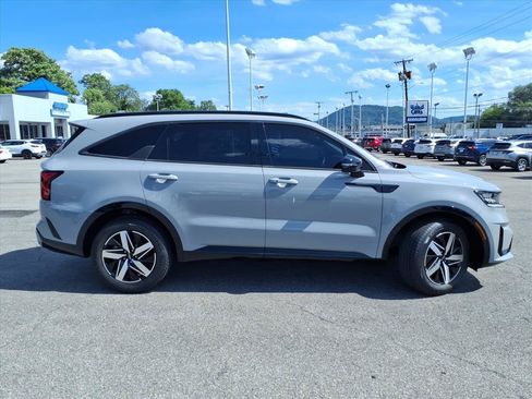 Used 2023 Kia Sorento EX w/ Panoramic Sunroof Package FWD image 3
