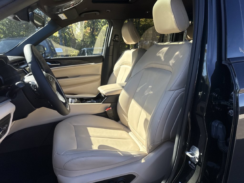 Used 2023 Jeep Grand Cherokee Limited AWD/4WD image 13