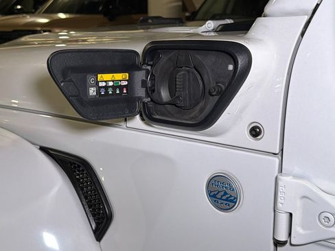 Used 2022 Jeep Wrangler Unlimited Sahara AWD/4WD image 13