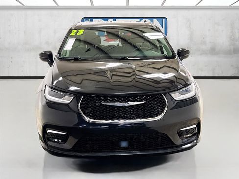 Used 2023 Chrysler Pacifica Touring-L image 2