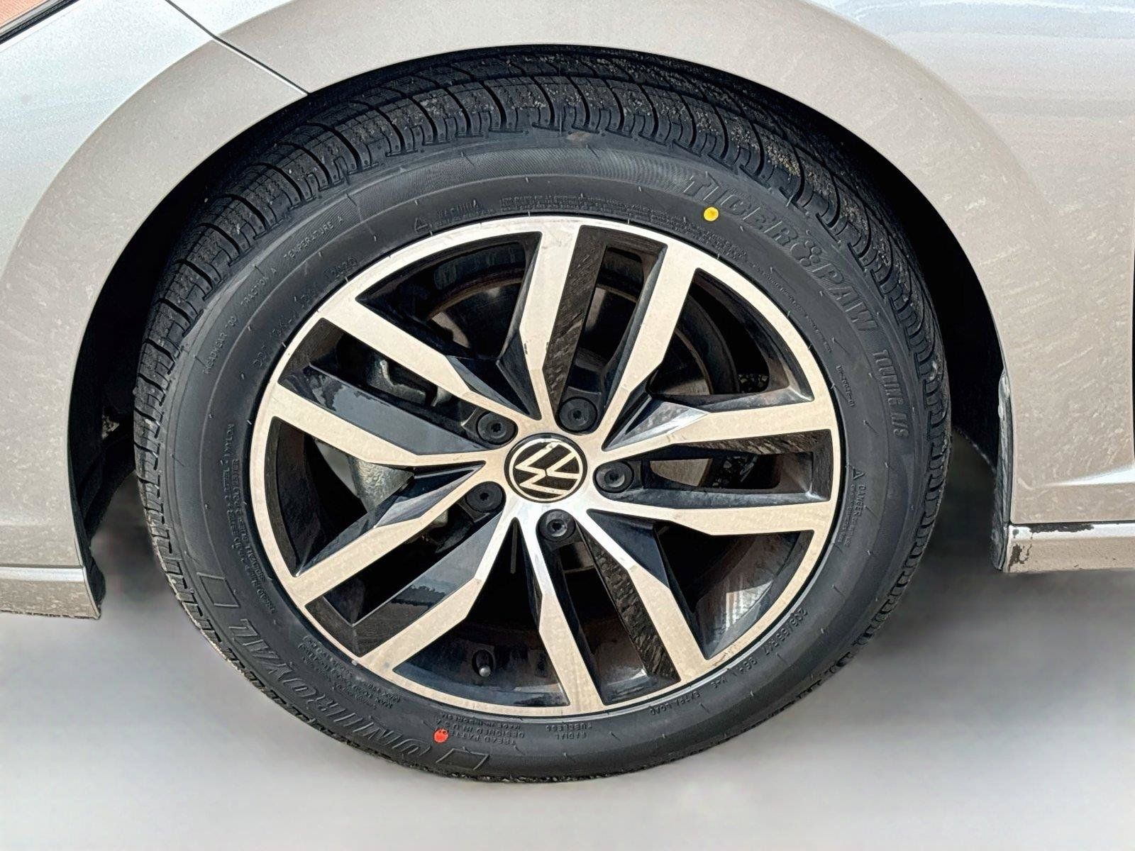 Used 2025 Volkswagen Jetta SE FWD image 30