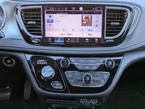 Used 2021 Chrysler Pacifica Touring-L w/ Uconnect Theater Family Group image 19