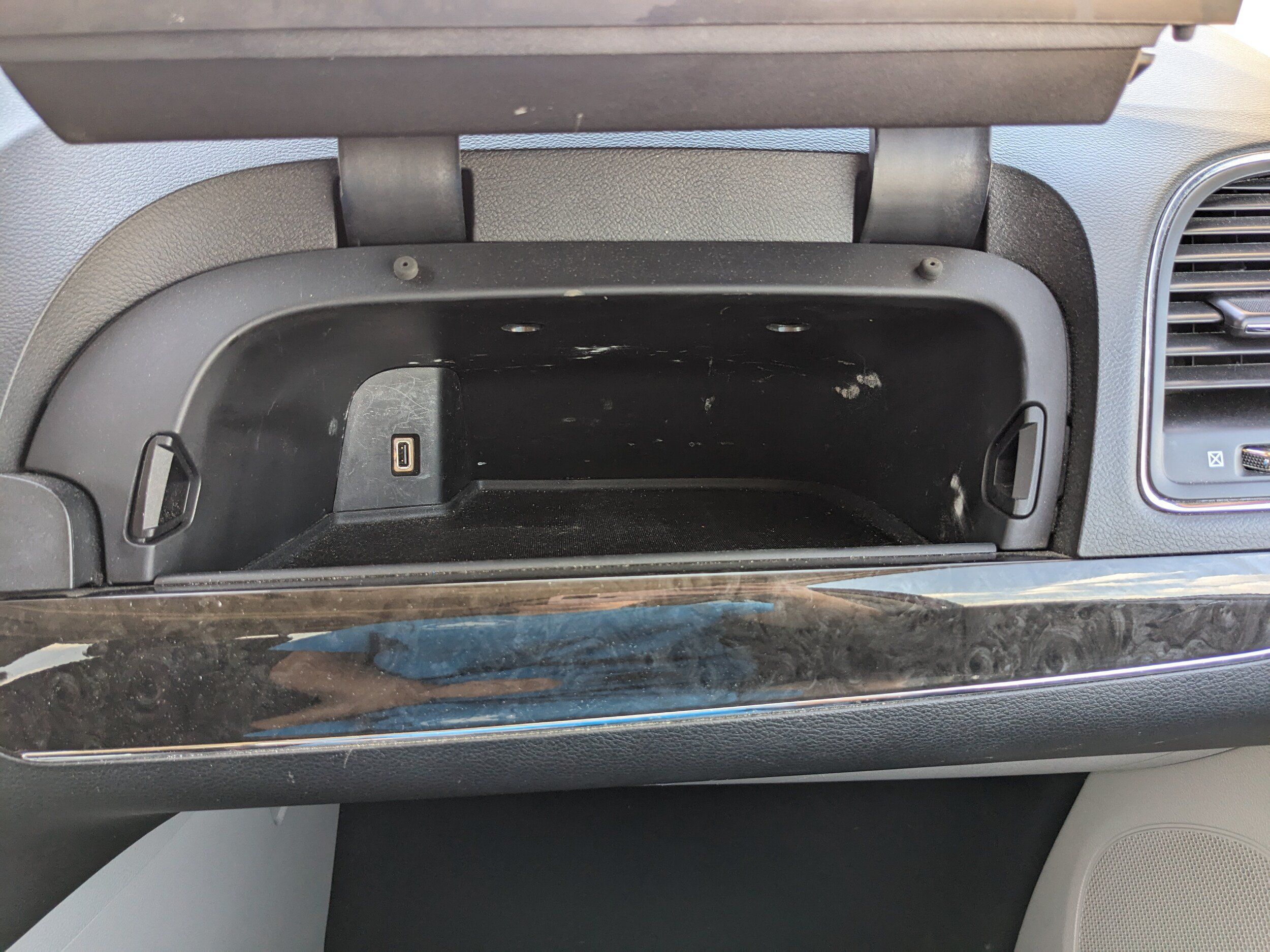 Used 2016 Chrysler Town & Country Touring-L FWD image 35