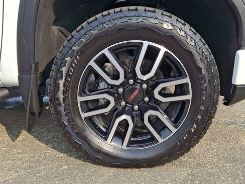 Used 2025 GMC Sierra 1500 AT4 w/ Technology Package AWD/4WD image 8