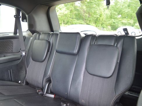 Used 2014 Chrysler Town & Country S FWD image 18
