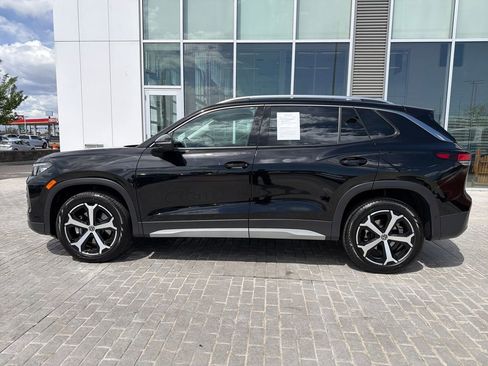 Certified 2025 Volkswagen Tiguan SE image 3