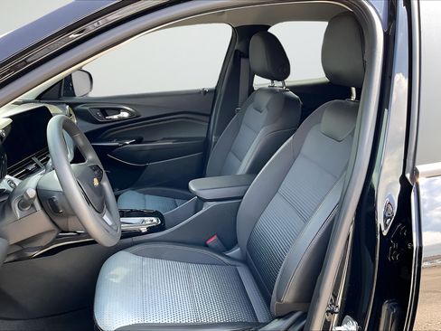Used 2025 Chevrolet Trax LT FWD image 18