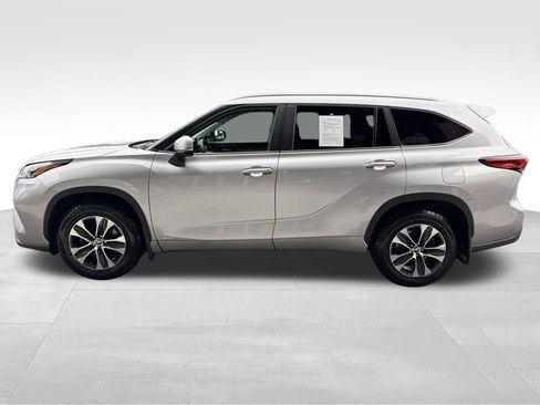 Used 2023 Toyota Highlander XLE AWD/4WD image 4