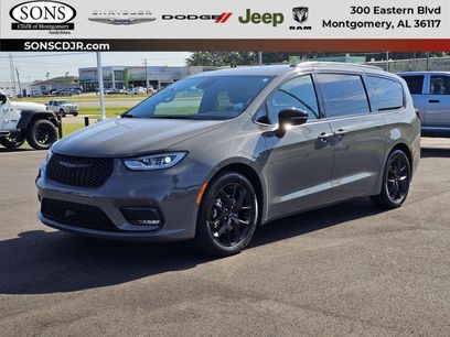 Used 2024 Chrysler Pacifica Touring-L w/ S Appearance Package