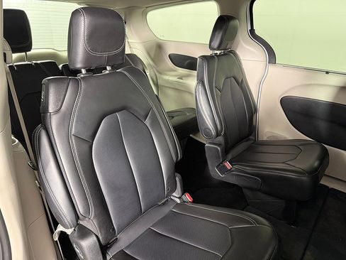Used 2024 Chrysler Pacifica Touring-L image 27