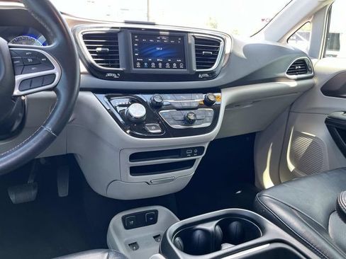 Used 2018 Chrysler Pacifica Touring-L FWD image 15