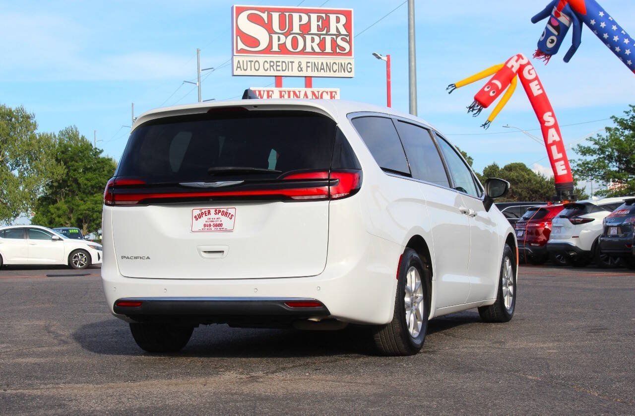 Used 2025 Chrysler Pacifica Select FWD image 4