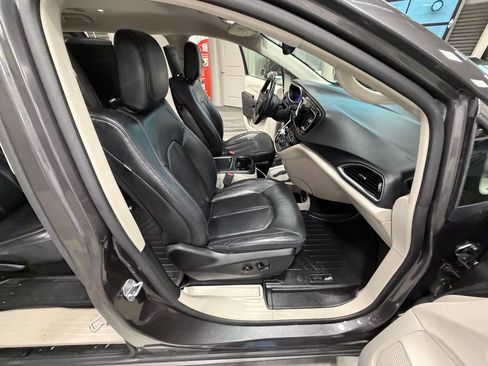 Used 2018 Chrysler Pacifica Touring-L Plus FWD image 41