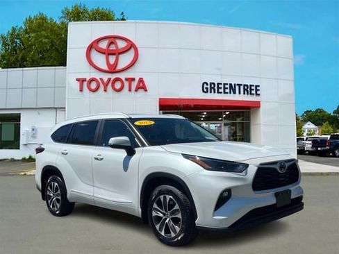 Used 2023 Toyota Highlander XLE AWD/4WD image 1
