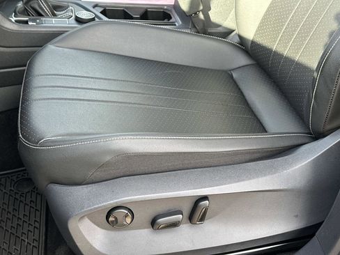 Used 2023 Volkswagen Tiguan SE w/ Panoramic Sunroof Package image 13