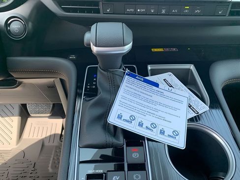 Used 2025 Toyota Sienna XLE Woodland Edition image 22