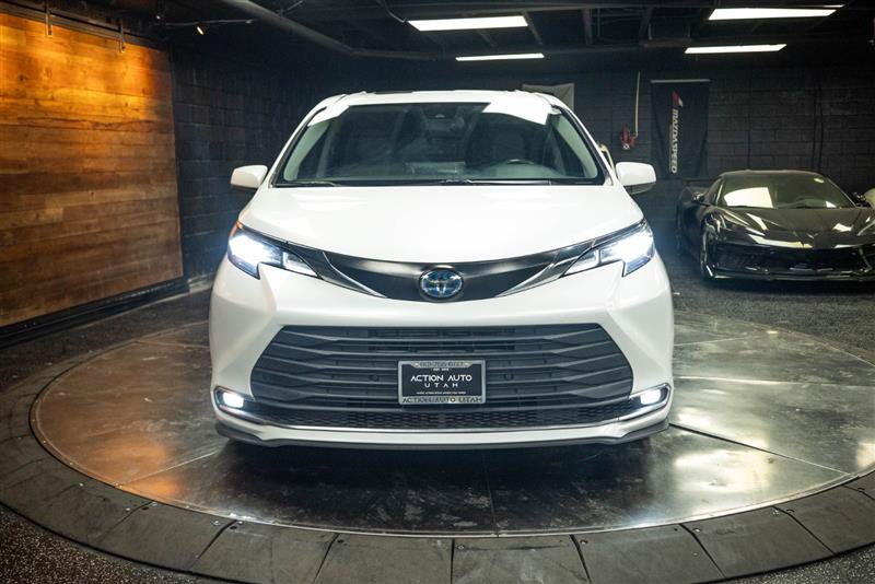 Used 2023 Toyota Sienna XLE AWD/4WD image 4
