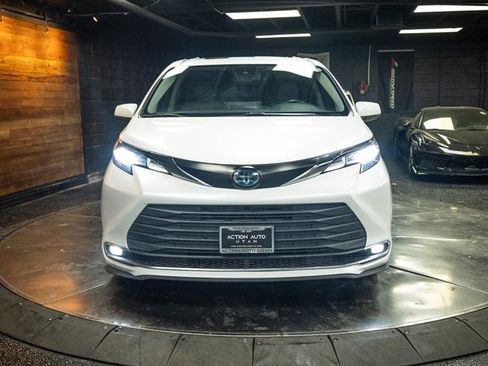 Used 2023 Toyota Sienna XLE AWD/4WD image 4