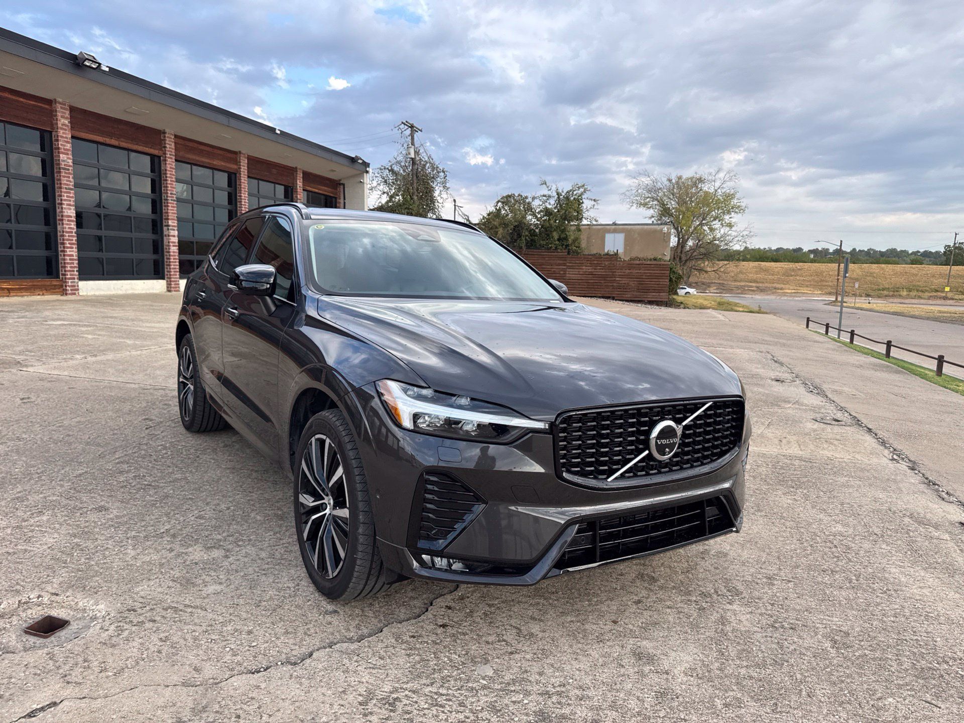 Used 2024 Volvo XC60 B5 Plus w/ Protection Package Premier AWD/4WD image 4