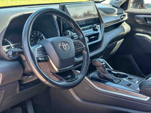 Used 2020 Toyota Highlander Limited image 12