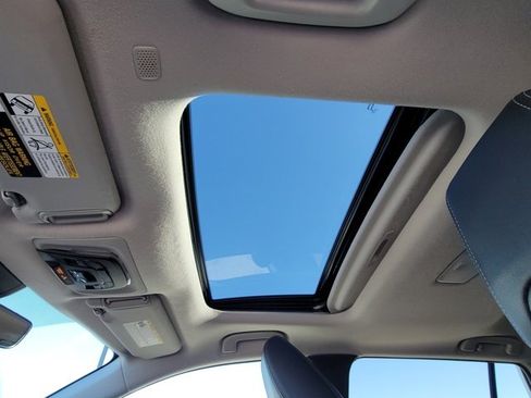 Used 2022 Toyota Corolla Cross XLE image 16