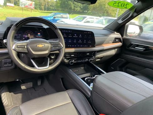 Used 2025 Chevrolet Tahoe High Country AWD/4WD image 15