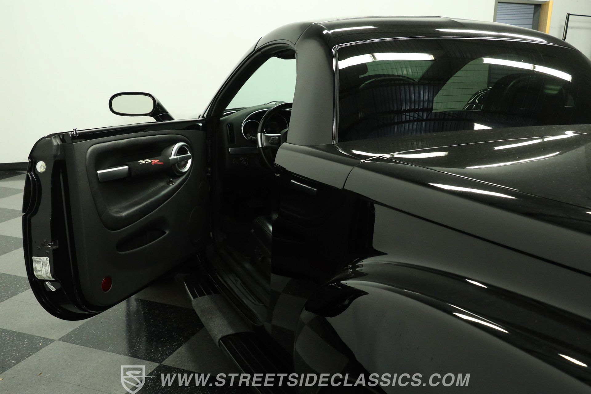 Used 2004 Chevrolet SSR w/ Preferred Equipment Group RWD image 33