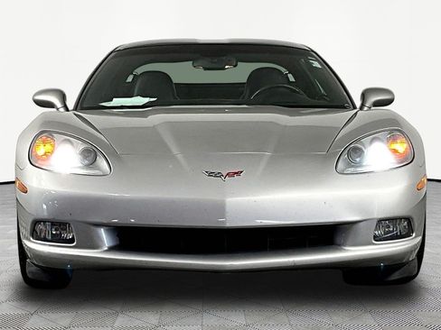 Used 2005 Chevrolet Corvette Coupe w/ Preferred Equipment Group RWD image 2