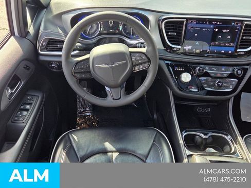 Used 2025 Chrysler Pacifica Limited FWD image 7