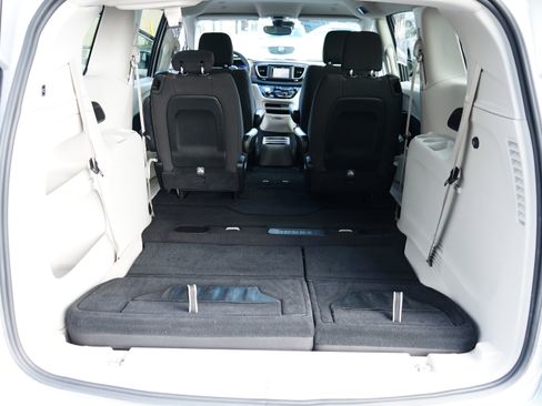 Used 2023 Chrysler Voyager LX image 29