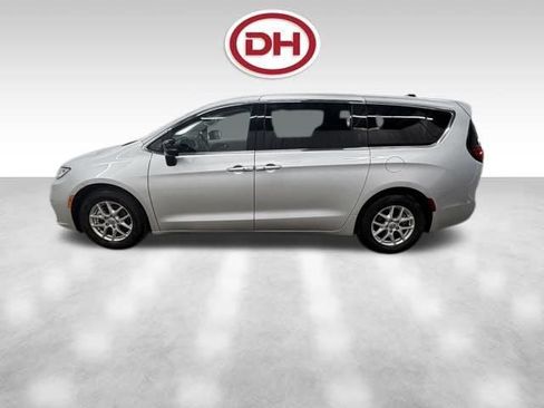Used 2024 Chrysler Pacifica Touring-L FWD image 9