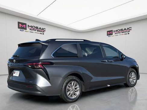 Used 2025 Toyota Sienna XLE image 8