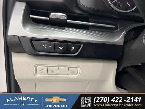 Used 2022 Kia Carnival LX image 20