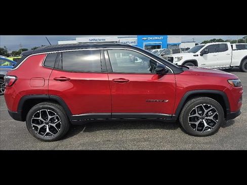 Used 2025 Jeep Compass Limited AWD/4WD image 2
