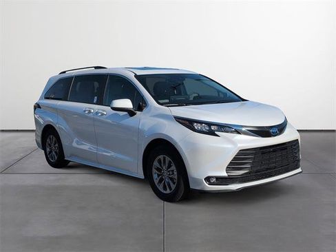Used 2025 Toyota Sienna XLE image 7