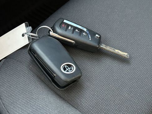 Used 2025 Toyota Corolla LE image 11