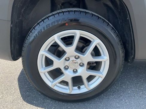 Used 2020 Jeep Renegade Latitude w/ Cold Weather Group AWD/4WD image 17