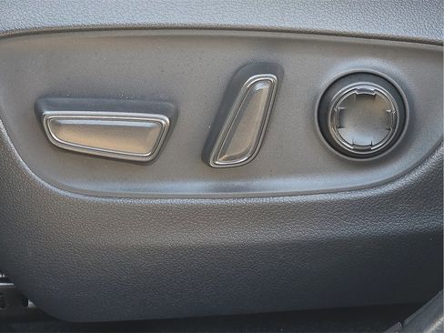 Used 2024 Toyota Venza Limited image 19