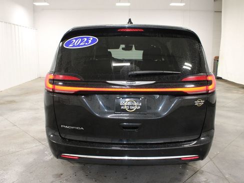 Used 2023 Chrysler Pacifica Touring-L FWD image 8