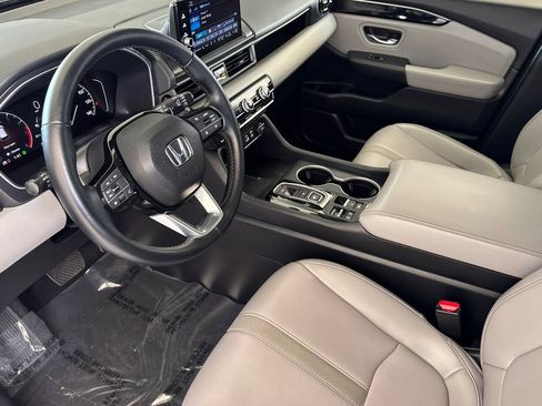 Used 2025 Honda Pilot Touring image 9