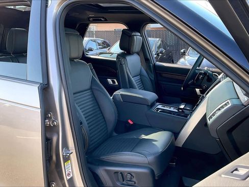 Used 2025 Land Rover Discovery Dynamic SE image 10