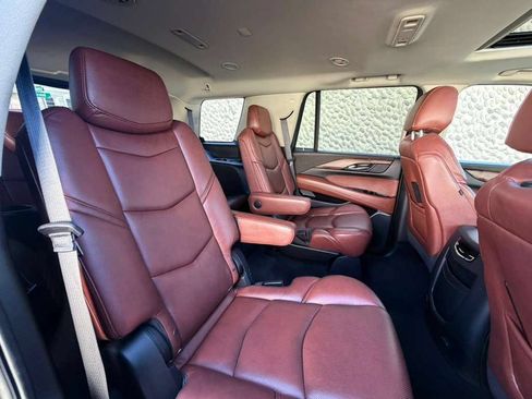 Used 2019 Cadillac Escalade Luxury AWD/4WD image 25
