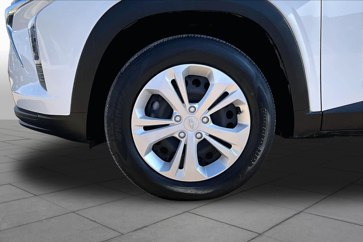 Used 2025 Chevrolet Trax LS FWD image 11