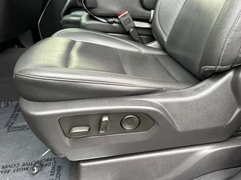 Certified 2025 GMC Sierra 1500 SLT image 13